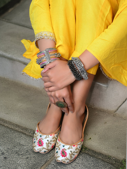 Rojana Embroidered Punjabi Jutti